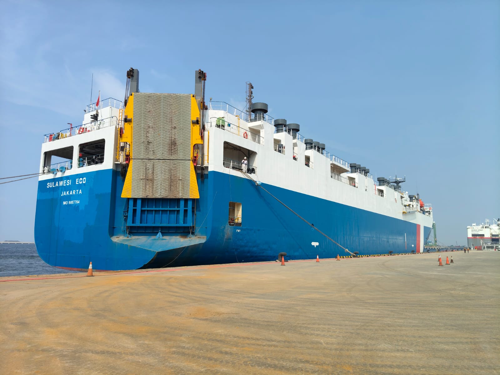 Pemuatan Kendaraan Kapal RoRo Tanjung Priok Balikpapan