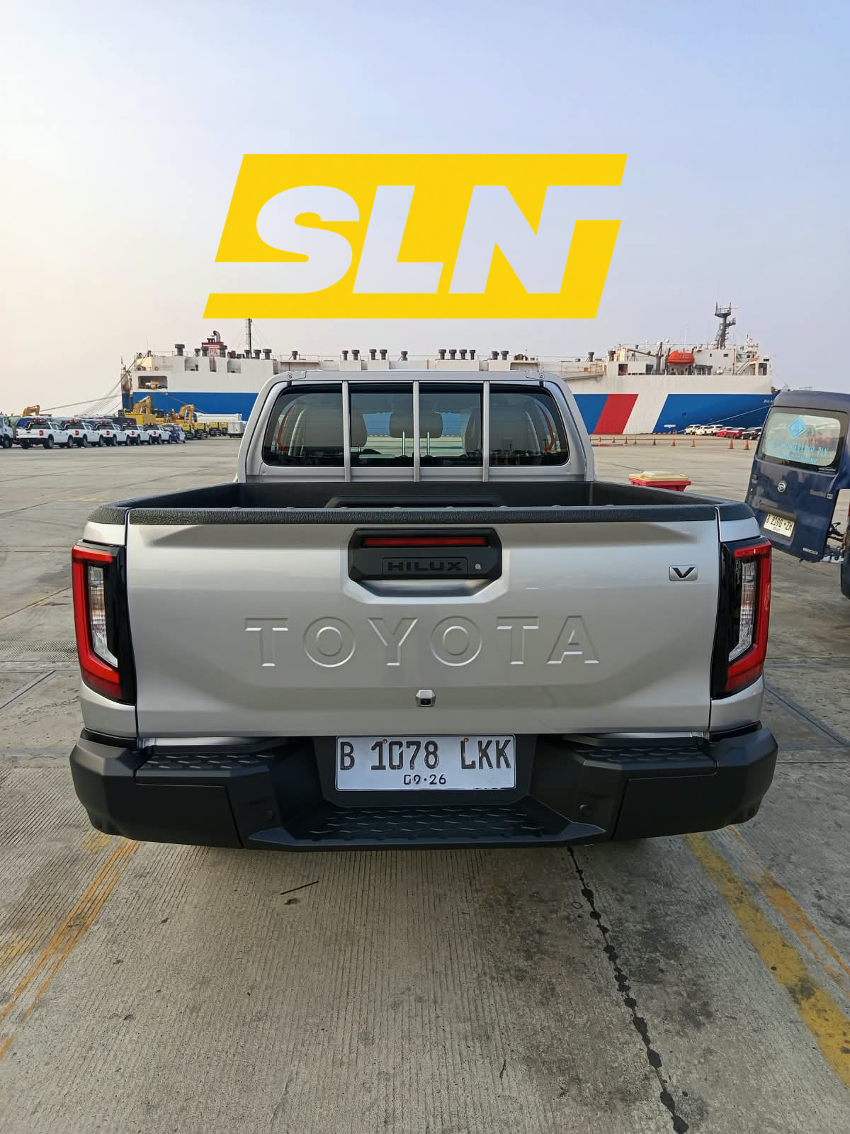 Toyota Hilux Double Cabin di Pelabuhan Tanjung Priok SLN Logistik